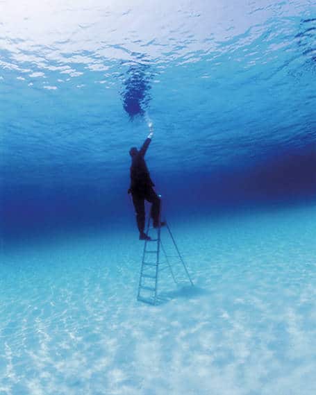 Philippe Ramette, Exploration rationnelle des fonds sous-marins, Le contact, 2006 ©️ crédit photo Marc Domage ©️ Adagp, Paris 2021