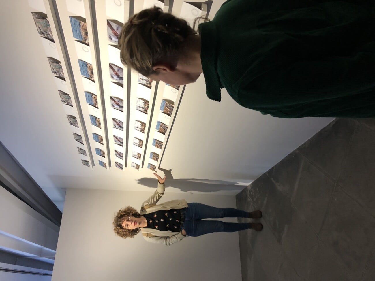 Visite de l'exposition "Oui, mais des mots étendards" de Caroline Trucco au MAMAC, par Rebecca François, commissaire de l'exposition, en présence de l'artiste © Elsa Comiot