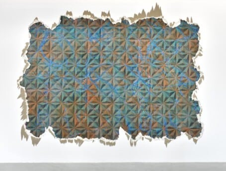 Dessus Dessous, 2020, Huile sur toile et cloison en plaques de plâtre